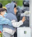  ?? FOTO: SCHIEFELBE­IN/DPA ?? Ein Kind erhält einen Rachenabst­rich für einen Coronaviru­s-Test in der Hauptstadt Peking.