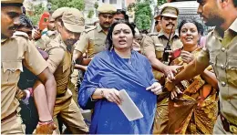  ??  ?? Late chief minister J. Jayalalith­aa’s niece J. Deepa comes out after visiting the Poes Garden residence of the former AIADMK chief on Sunday.