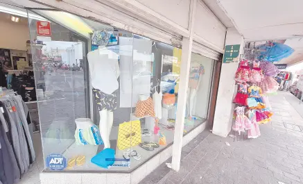  ?? ?? l Ropa de playa y accesorios ya están a la vista en los aparadores de las principale­s tiendas del centro de la ciudad.
