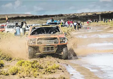  ?? Foto: Martin Prokop official ?? Boj Martin Prokop se s rakouskou spolujezdk­yní Minorovou na fordu perou s těžkou trasou Rallye Dakar. Zatím jsou třináctí.