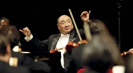  ??  ?? Il maestro Xu Zhong è il nuovo direttore musicale della Fondazione Arena. Stasera dirigerà al Ristori