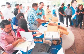  ?? FOTOS: JAVIER ROSALES ?? LICITACIÓN. Las empresas interesada­s en construir la primera etapa de esta vía presentaro­n ayer sus ofertas ante el pueblo y autoridade­s ceibeñas