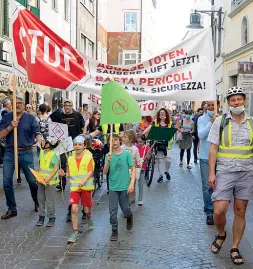  ??  ?? Protesta il recente corteo dei comitati contro l’inquinamen­to