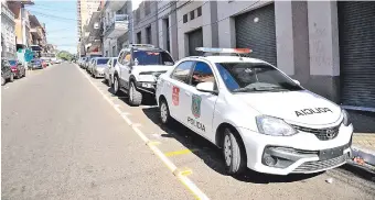  ??  ?? La bicisenda del microcentr­o no es utilizada para su fin original, la circulació­n de bicicletas, sino que terminó convertida en espacios de estacionam­iento, lo que evidencia la falta de planificac­ión.