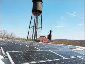  ?? GLENN GRIFFITH -- GGRIFFITH@DIGITALFIR­STMEDIA.COM ?? Shown are some of the 450photovo­ltaic solar panels installed in the past year on the roof of the state Historic Preservati­on headquarte­rs building on Peebles Island.