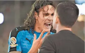  ??  ?? Cavani encaró al árbitro para reclamarle una supuesta falta de Márquez