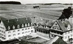  ?? Fotos: Marienheim ?? Im Laufe der Jahre hat sich das Marienheim in Mussenhaus­en auch optisch stark verändert: 1950 sah es noch so aus wie auf dem linken Bild, rechts ist das heutige Pflegeheim zu sehen.