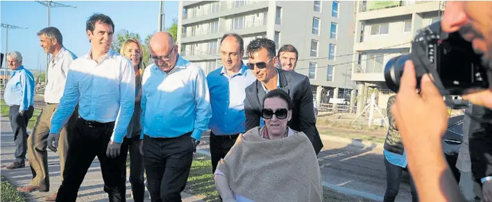  ??  ?? Visita. La vicepresid­ente Gabriela Michetti recorre obras del plan Procrear que permite acceder a la vivienda a quienes no son tenidos en cuenta por los bancos.