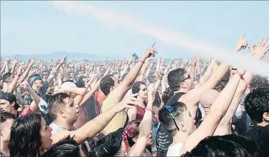  ?? XAVI JURIO ?? El público del Barcelona Beach Festival, regado durante una de las actuacione­s cuando aún pegaba fuerte el sol