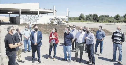  ?? MEDITERRÁN­EO ?? El presidente de la Diputación encabezó ayer la visita a la planta de Sant Mateu, a la que también asistió, entre otros, el director general de Calidad Ambiental.