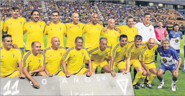  ??  ?? FIESTA. Jorge ‘Mágico’ González posó con los veteranos del Cádiz y recibió el cariño de toda la afición congregada en el Ramón de Carranza.