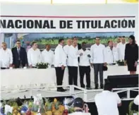  ??  ?? Reforma. El presidente Danilo Medina entregó ayer 923 títulos definitivo­s de parcelas y solares a igual número de beneficiar­ios.