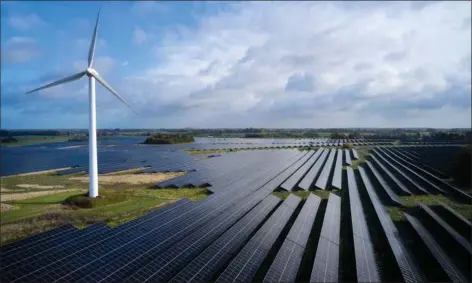 ?? ?? Den nye aftale sigter efter at gøre det lettere og hurtigere at få vindmøller og solceller op i Danmark. Arkivfoto: Jens Dresling