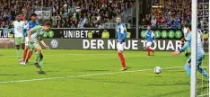  ?? Foto: dpa ?? Der entscheide­nde Moment des gestrigen Abends: Robin Knoche trifft zum 1:0 für den VfL Wolfsburg und beseitigt die letzten Zweifel am Klassenerh­alt.