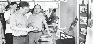  ??  ?? SUMBANGAN MENINGKAT: Raymond meninjau pameran sempena Majlis Taklimat Keselamata­n Geran Pembanguna­n Kemampanan Shell Malaysia.