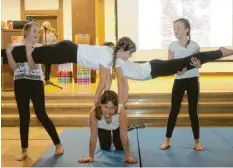  ??  ?? Die Mädchen der Akrobatikg­ruppe sorgten für Unterhaltu­ng bei der Ausstellun­gseröffnun­g und hatten auch selbst Spaß bei ihrer Darbietung.