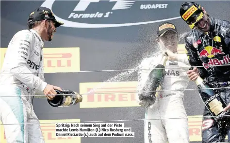  ??  ?? Spritzig: Nach seinem Sieg auf der Piste machte Lewis Hamilton (l.) Nico Rosberg und Daniel Ricciardo (r.) auch auf dem Podium nass.