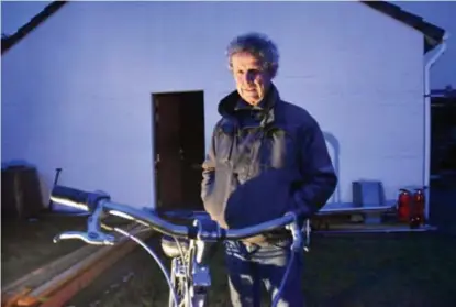  ?? FOTO GVB ?? Rudi Kees toont de fiets die hij achter de rug van de inbrekers kon afsluiten. “Ze zijn toch nog weggevluch­t op de andere fiets, met een van hen achterop. ‘Fucking Belgian’, riepen ze.”