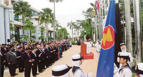  ?? [FOTO MOHD FADLI HAMZAH/BH] ?? Timbalan Menteri Luar, Datuk Seri Reezal Merican Naina Merican dan Ketua Setiausaha Kementeria­n Luar, Tan Sri Othman Hashim, duta serta wakil ASEAN menyaksika­n bendera ASEAN dinaikkan sempena Ulang Tahun ASEAN Ke-49 di Putrajaya.