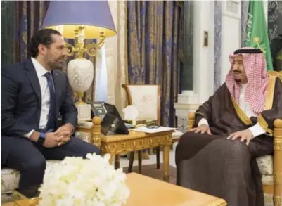  ?? FOTO AFP ?? De Libanese premier Hariri (links) op bezoek bij de Saoedische koning Salman.De premier is nu zoek.