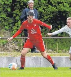  ?? FOTO: VOLKER STROHMAIER ?? Die TSG Achstetten, hier mit Daniel Krug, spielt bislang eine sehr gute Rolle in der Bezirkslig­a.