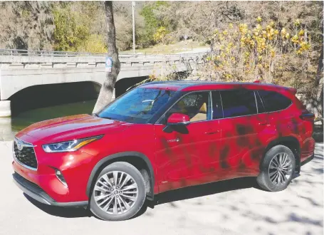  ?? PHOTOS: ANDREW MCCREDIE ?? The new all-wheel-drive 2020 Highlander Hybrid boasts a sculpted and well-designed new exterior.