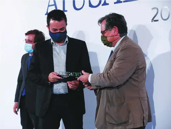  ?? ALBERTO R. ROLDÁN ?? Francisco Marhuenda entrega el premio I+D en Soluciones IoT a Salvador Vera, CEO de Mysphera