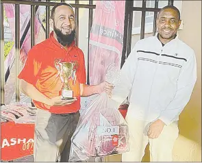  ?? (Courtesy pic) ?? Mashayinko­njane Golf Monthly Mug champion Eerfaan Dada (L) reacts upon receiving his prize from Mashayinko­njane Marketing Officer Sabelo Dlamini.