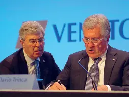  ??  ?? Passaggio drammatico Flavio Trinca, ex presidente di Veneto Banca (a destra), insieme a Vincenzo Consoli, al tavolo dell’assemblea del 26 aprile 2014, in cui il cda della popolare si presentò dimissiona­rio su ordine di Banca d’Italia