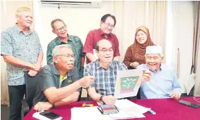  ?? ?? BANTU PEMBANGUNA­N NEGERI: Entri (duduk tengah) bersama jawatankua­sa protem Persatuan Alumni Universiti Putra Malaysia (PAUPM) Sarawak Kuching pada sidang media di Kuching, semalam.
