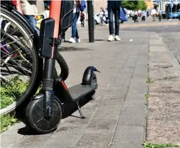  ?? FOTO: SOFIA WESTERHOLM/SPT ?? I enlighet med trafikregl­erna ska den som kör elsparkcyk­el i korsningar väja för fordon, cyklister eller andra elsparkcyk­lar som kommer från höger.