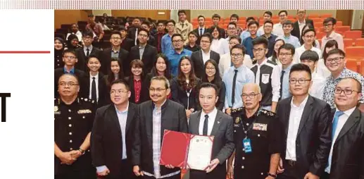  ?? PIC BY MOHD FADLI HAMZAH ?? MACC Chief Commission­er Tan Sri Dzulkifli Ahmad (third from left) with his deputy (prevention) Datuk Shamshun Baharin Mohd Jamil (fifth from left) and Graduan president Lee Seang Hock (fourth from left) at the Corruption-Free Pledge programme in...