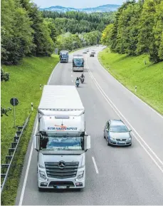  ?? ARCHIVFOTO: RALF LIENERT ?? Die Bundesstra­ße 12, hier bei Wildpoldsr­ied, soll vierspurig werden. Die ersten Bagger rollen allerdings erst 2021 an.