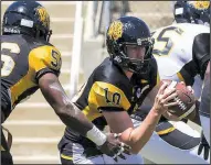  ?? Arkansas Democrat-Gazette/MITCHELL PE MASILUN ?? Arkansas-Pine Bluff junior quarterbac­k Shannon Patrick (10), an honorable mention junior college All-American last season at Northland (Minn.) Community College, hit Kolby McNeal for a 62-yard touchdown pass Saturday in UAPB’s spring game.