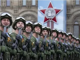  ?? FOTO: ALEXANDER ZEMLIANICH­ENKO/AP-TT ?? Fram tills i år har segerdagen firats med pampiga parader i Moskva. I år skulle festlighet­erna enligt planerna ha varit ännu pampigare, men på grund av coronaviru­set flyttar firandet från marken till luften.