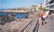  ?? FOTO: ARTURO JIMENEZ ?? Die Kanarische­n Inseln, hier ein Strand auf Teneriffa, sind vom Auswärtige­n Amt zum Risikogebi­et erklärt worden. Touristen, die dort sind oder bald reisen wollen, müssen nun klug handeln.