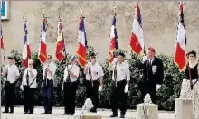  ??  ?? Huit porte-drapeaux de Bessan et des environs ont fait l’honneur de participer à cette commémorat­ion exceptionn­elle