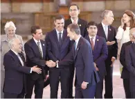  ??  ?? Convergen. El rey Felipe de España, centro, le da la mano al presidente de México, Enrique Peña Nieto, rodeados de más jefes de estado.