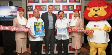  ??  ?? Official airline: MATTA CEO Phua Tai Neng (left), Bunn (centre) and Hamzah posing with Emirates’ mascot Lewis the Lion and two flight attendants at the press conference.