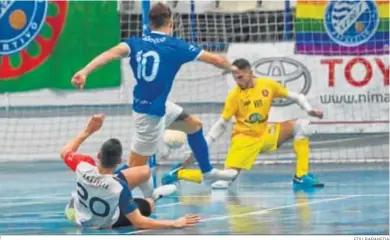  ?? EDU RABANEDA ?? Joselu, autor de tres de los ocho goles del Xerez Futsal, dispara contra la portería sevillana.