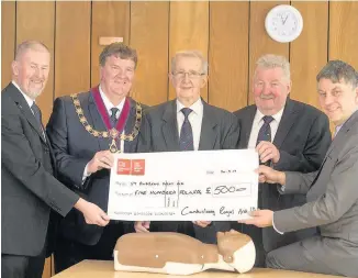  ??  ?? Cheque It Out Barry Finlayson, Gordon Hope, Jim McDonald and Jim Torrance from Lodge Cambuslang Royal Arch No. 114 with Stuart Callison, chief executive of St Andrew’s First Aid