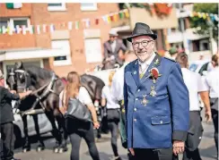  ?? RP-FOTO: ANNE ORTHEN ?? Pfarrer Peter Jansen trägt nun schon seit 27 Jahren die blau-schwarze Uniform der Stammgesel­lschaft.