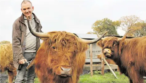  ?? BILD: NINA JANSSEN ?? Bauunterne­hmer Wolfgang Denker präsentier­t seinen Biohof in Vielstedt: Auf seine Schottisch­en Hochlandri­nder ist er besonders stolz.22 Tiere leben auf seinem Hof.