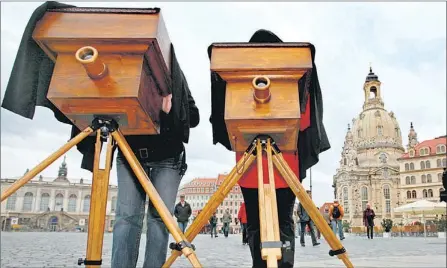  ?? Foto: Epa/Hiekel ?? Fortbildun­g erfordert Aufmerksam­keit und genauen Blick – und Unterstütz­ung: auf den Spuren Canalettos, ein Angebot des Erwachsene­nbildungsz­entrums in Dresden.