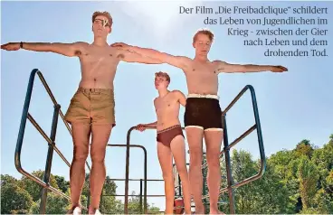  ??  ?? Nach dem Krieg treffen die Jugendfreu­nde Knuffke (Theo Trebs, l.), Bubu (Andreas Warmbrunn, M.) und Onkel (Jonathan Berlin) wieder im Freibad aufeinande­r. Knuffke hat ein Auge verloren.