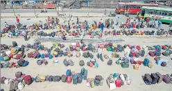  ?? SATYABRATA TRIPATHY/HT PHOTO ?? The queue for a special train to Uttar Pradesh, at Borivli station on Friday.