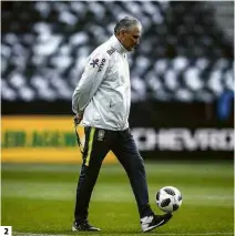  ?? Ricardo Nogueira/FotoFC/Folhapress ?? 1. Alemães fazem aqueciment­o um dia antes de jogo contra o Brasil 2. Tite brinca com bola durante treino da seleção