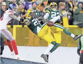  ?? ADAM WESLEY / USA TODAY NETWORK-WISCONSIN ?? Safety Ha Ha Clinton-Dix (center) and cornerback Damarious Randall kept the Giants at bay.