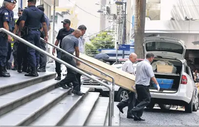  ?? Ari Ferreira/AFP ?? Catedral fica na principal área comercial da cidade; motivação do ataque está sendo investigad­a