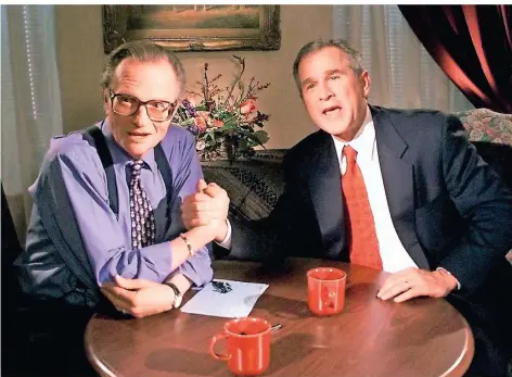  ?? FOTO: JOHN RUSSELL/AP ?? Larry King 1999 mit dem republikan­ischen Präsidents­chaftsanwä­rter George W. Bush.